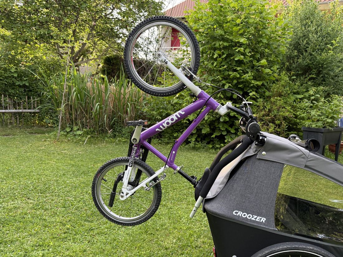 Croozer Fahrradhalter Einsitzer montiert am Keeke Vaaya Anhänger – Seitenansicht