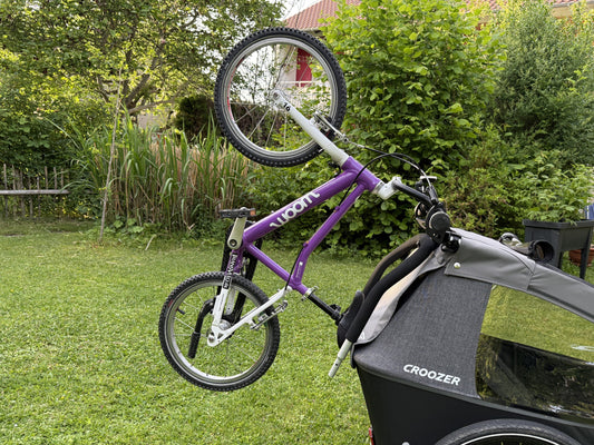 Croozer Fahrradhalter Einsitzer montiert am Keeke Vaaya Anhänger – Seitenansicht