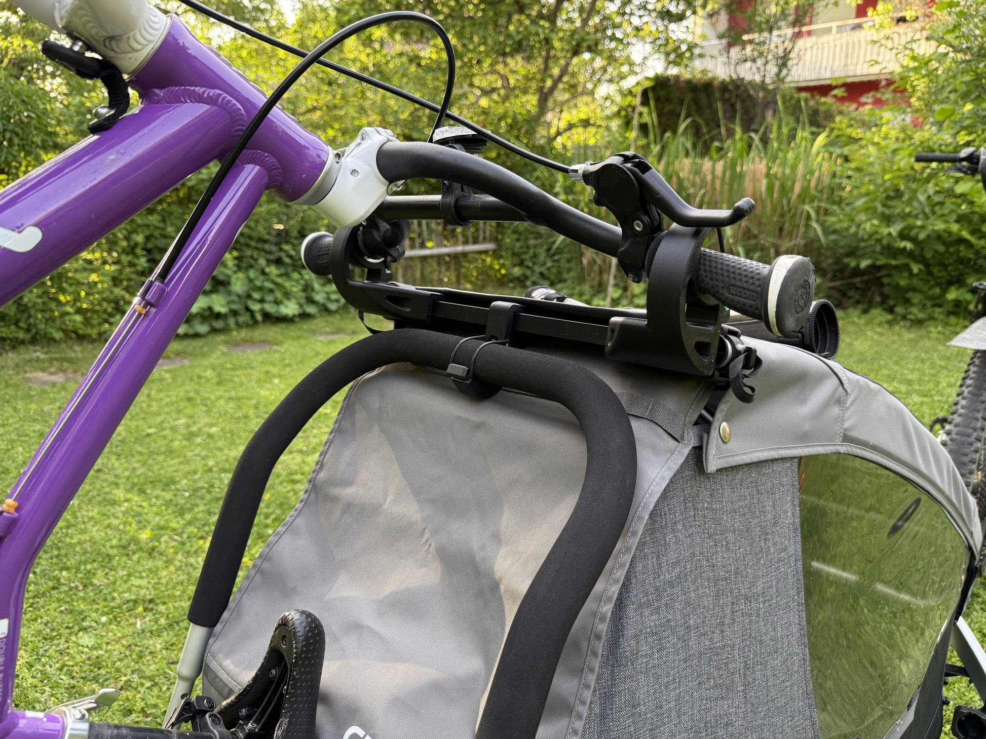 Croozer Keeke Vaaya Einsitzer Fahrradhalter – Rückansicht mit eingehängtem Laufrad