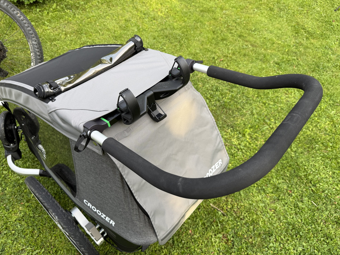 Croozer Fahrradhalter Einsitzer ab 2020 – Komplettansicht am Anhänger