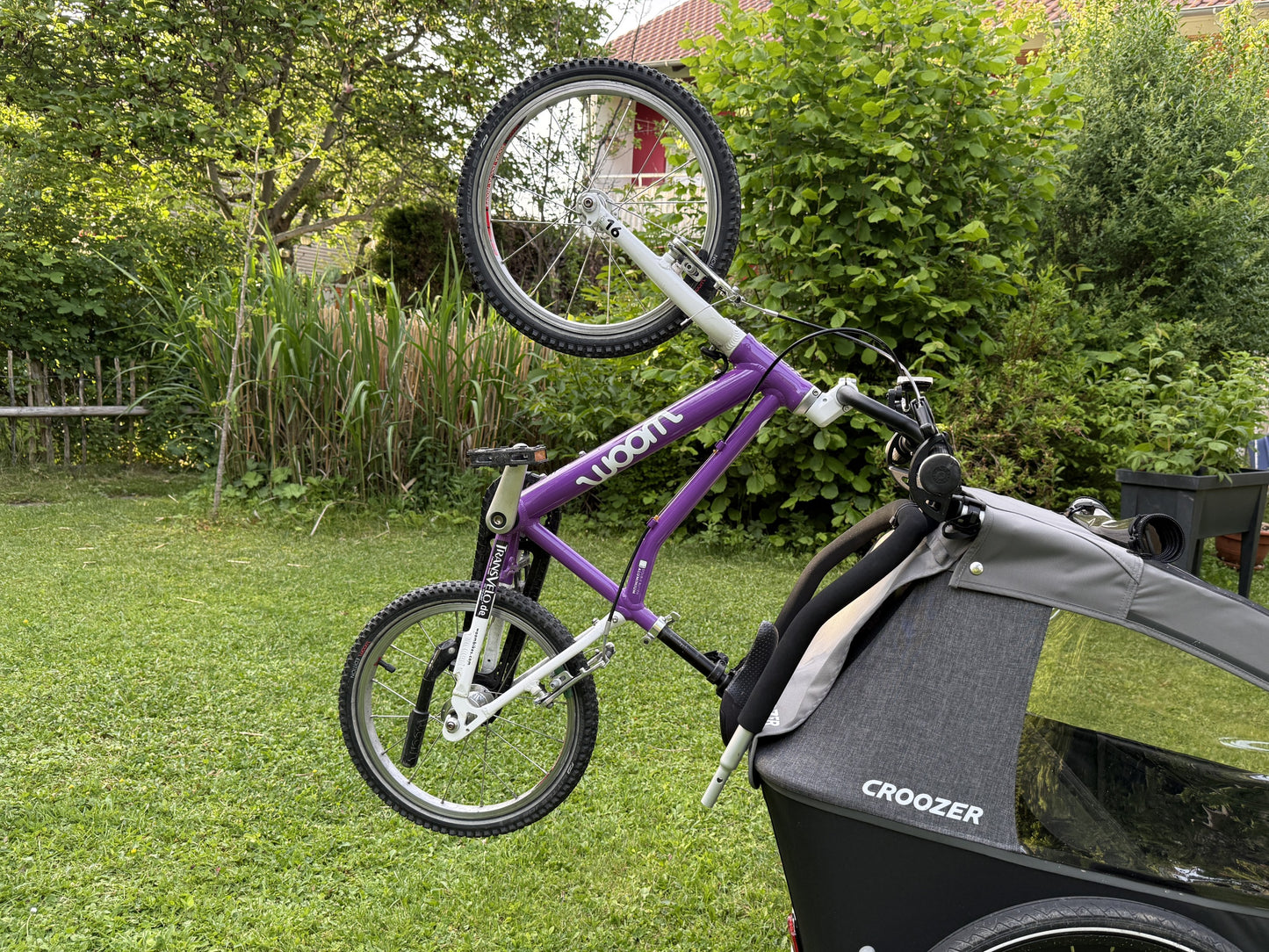 Croozer Fahrradhalter Einsitzer montiert am Keeke Vaaya Anhänger – Seitenansicht