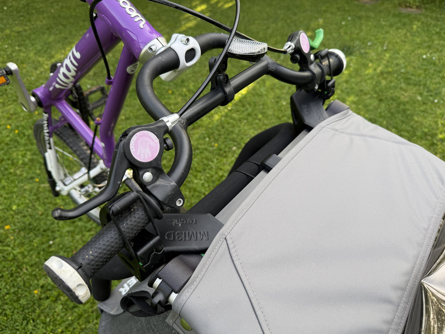 Kinderfahrrad sicher am Croozer Keeke Einsitzer transportieren – Halter montiert