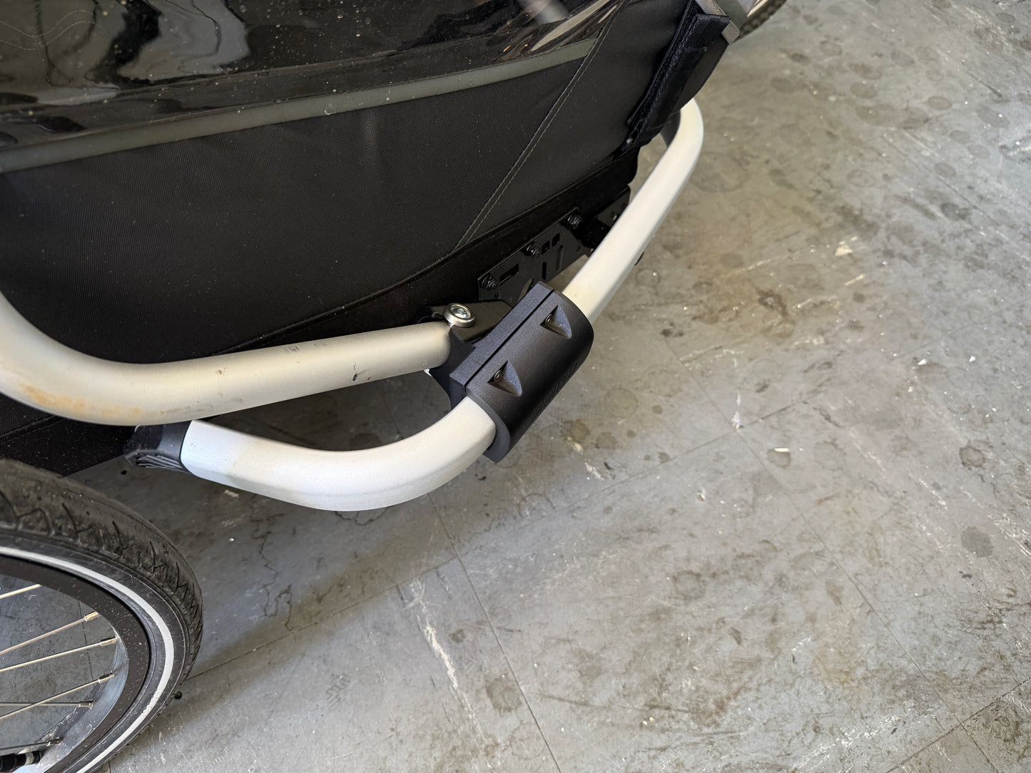 Lieferumfang Croozer Deichselhalter – 2 Halbschalen mit Gewindeeinsätzen und 4 Edelstahlschrauben