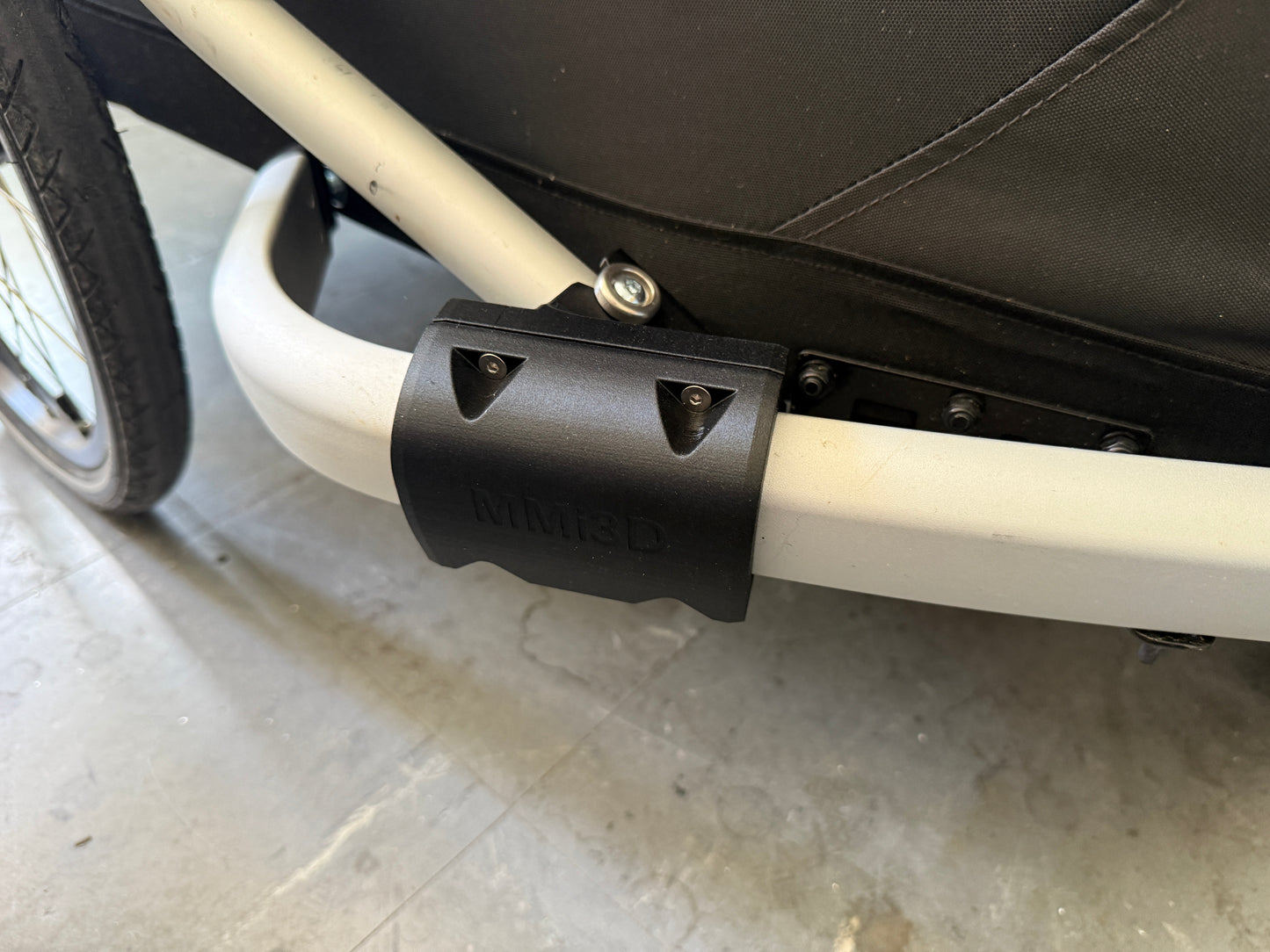 Croozer Deichselhalter Detailansicht – Messing-Gewindeeinsätze in PETG Halbschale