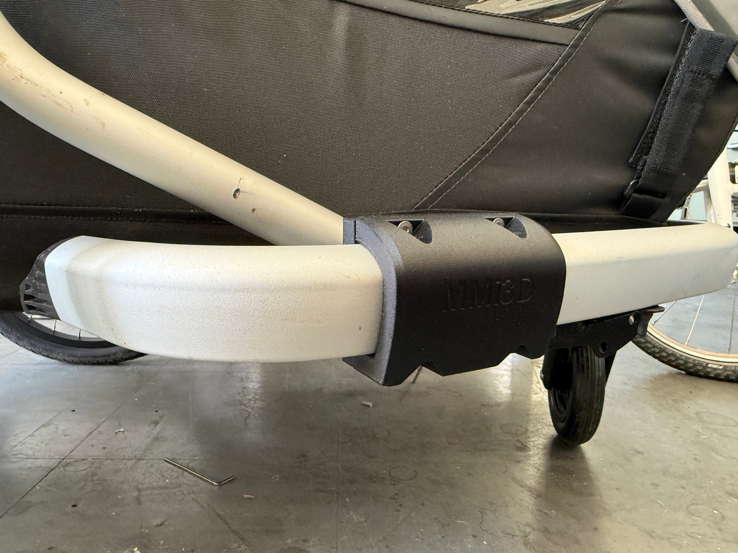 Deichsel eingesteckt im Croozer Deichselhalter – Buggymodus platzsparend
