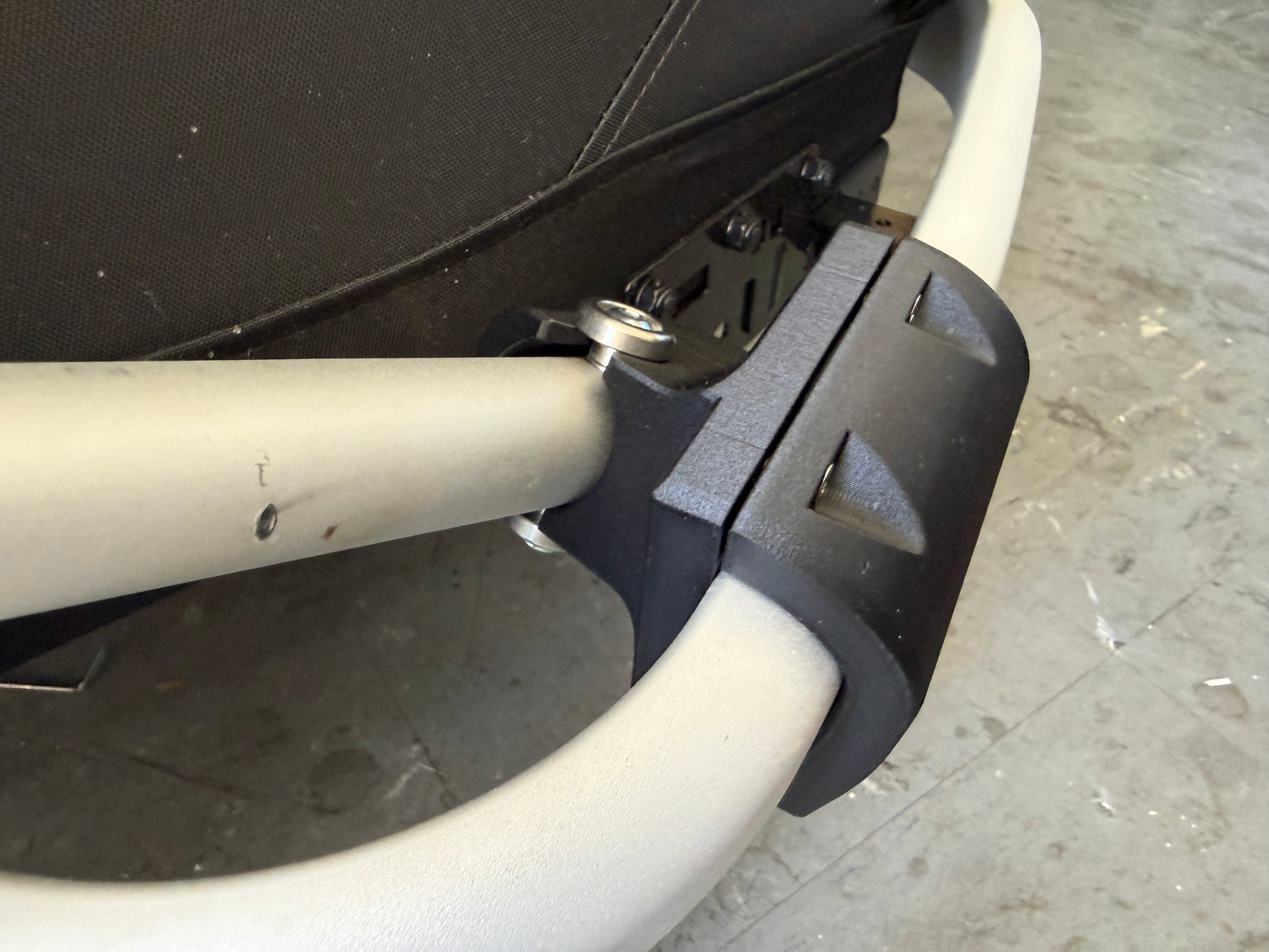 Croozer Deichselhalter Frontansicht – 3D Druck aus kohlenstoffverstärktem PETG, hergestellt in Eningen