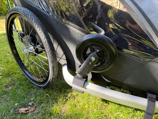 Buggyradhalter am Croozer Fahrradanhänger mit eingesetztem Buggyrad zur sicheren Befestigung