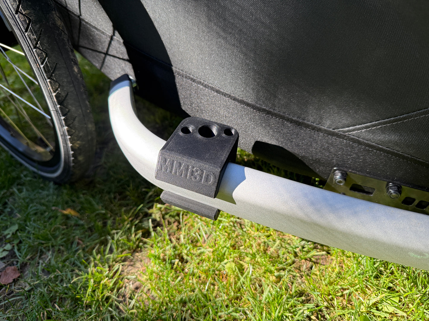 Detailansicht des montierten Buggyradhalters am Croozer Fahrradanhänger mit C-förmiger Stoßstange
