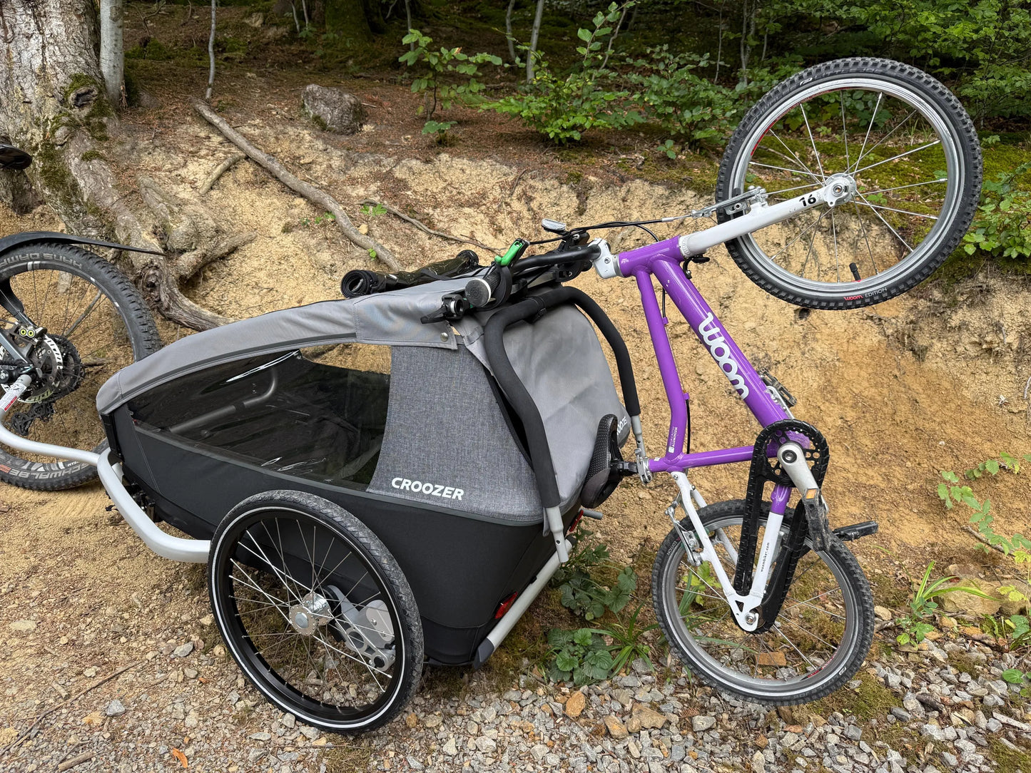 Detailansicht des Kinderfahrrad Halters für Croozer Keeke und Vaaya Anhänger
