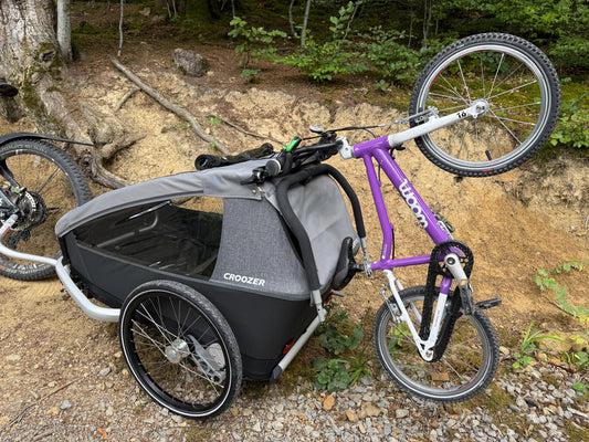 Detailansicht des Kinderfahrrad Halters für Croozer Keeke und Vaaya Anhänger