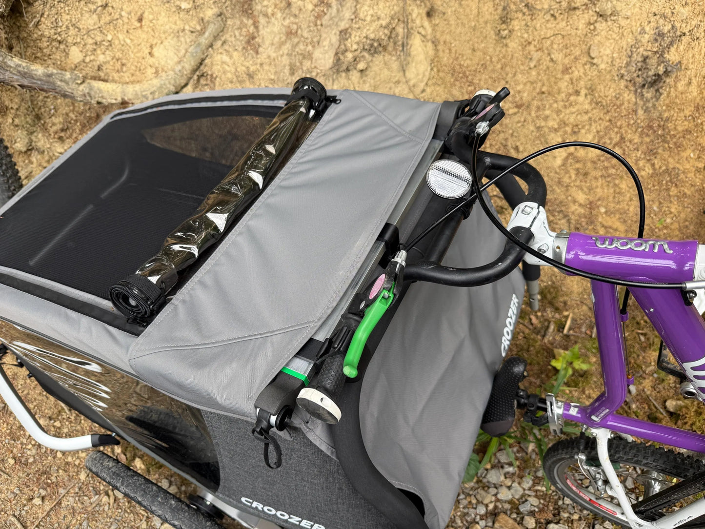 Seitliche Ansicht des Fahrradhalters am Croozer Keeke und Vaaya Zweisitzer