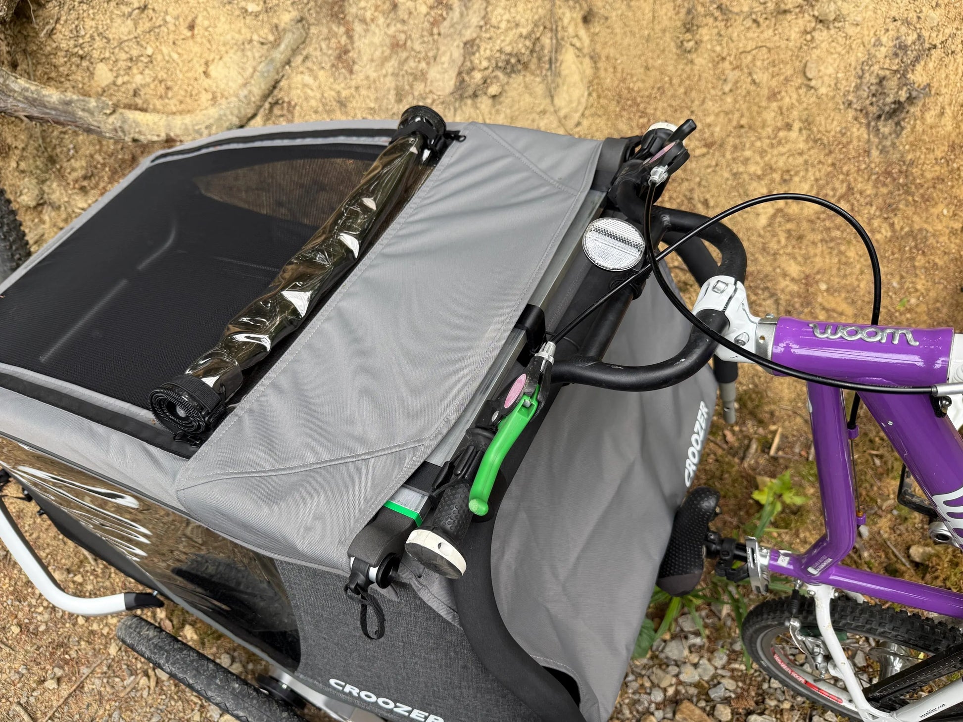 Seitliche Ansicht des Fahrradhalters am Croozer Keeke und Vaaya Zweisitzer
