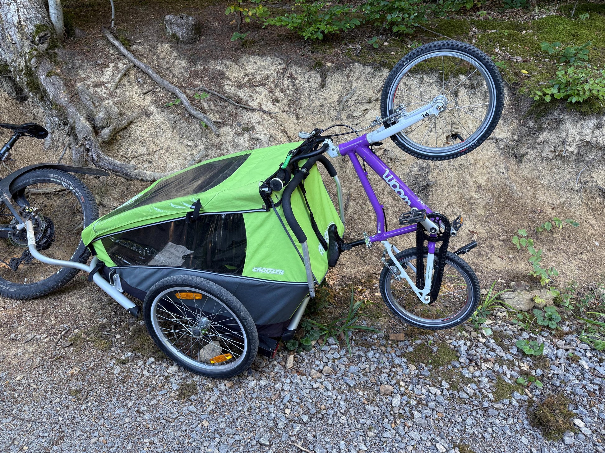 Seitliche Ansicht des Kinderfahrrad Halters am Croozer Kid for 2 Anhänger