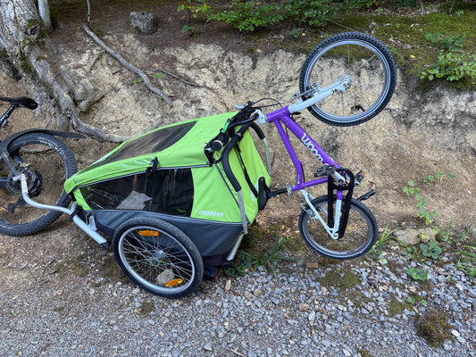 Seitliche Ansicht des Kinderfahrrad Halters am Croozer Kid for 2 Anhänger