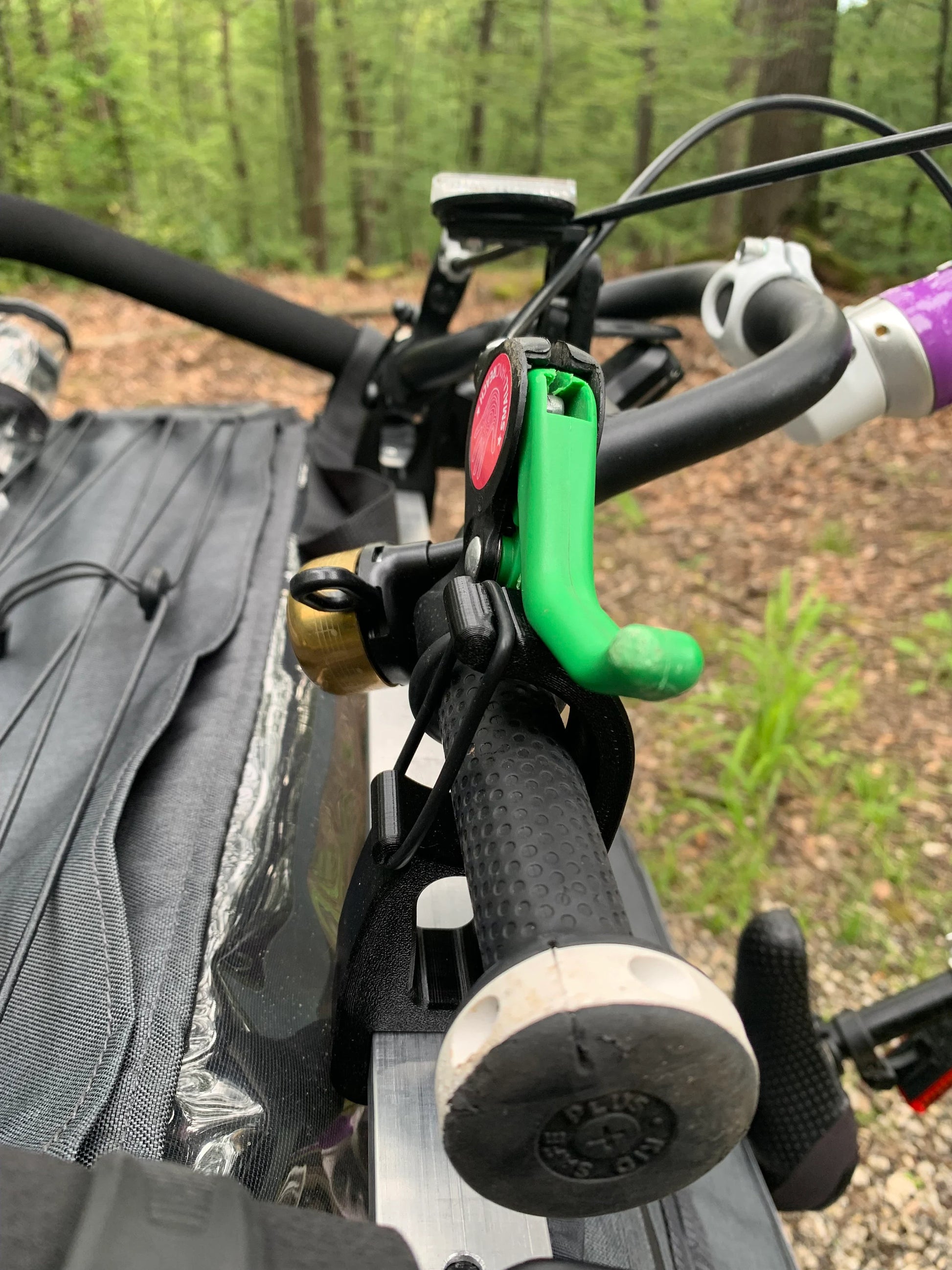 Seitliche Ansicht des Fahrradhalters am Qeridoo Kidgoo 2 Anhänger