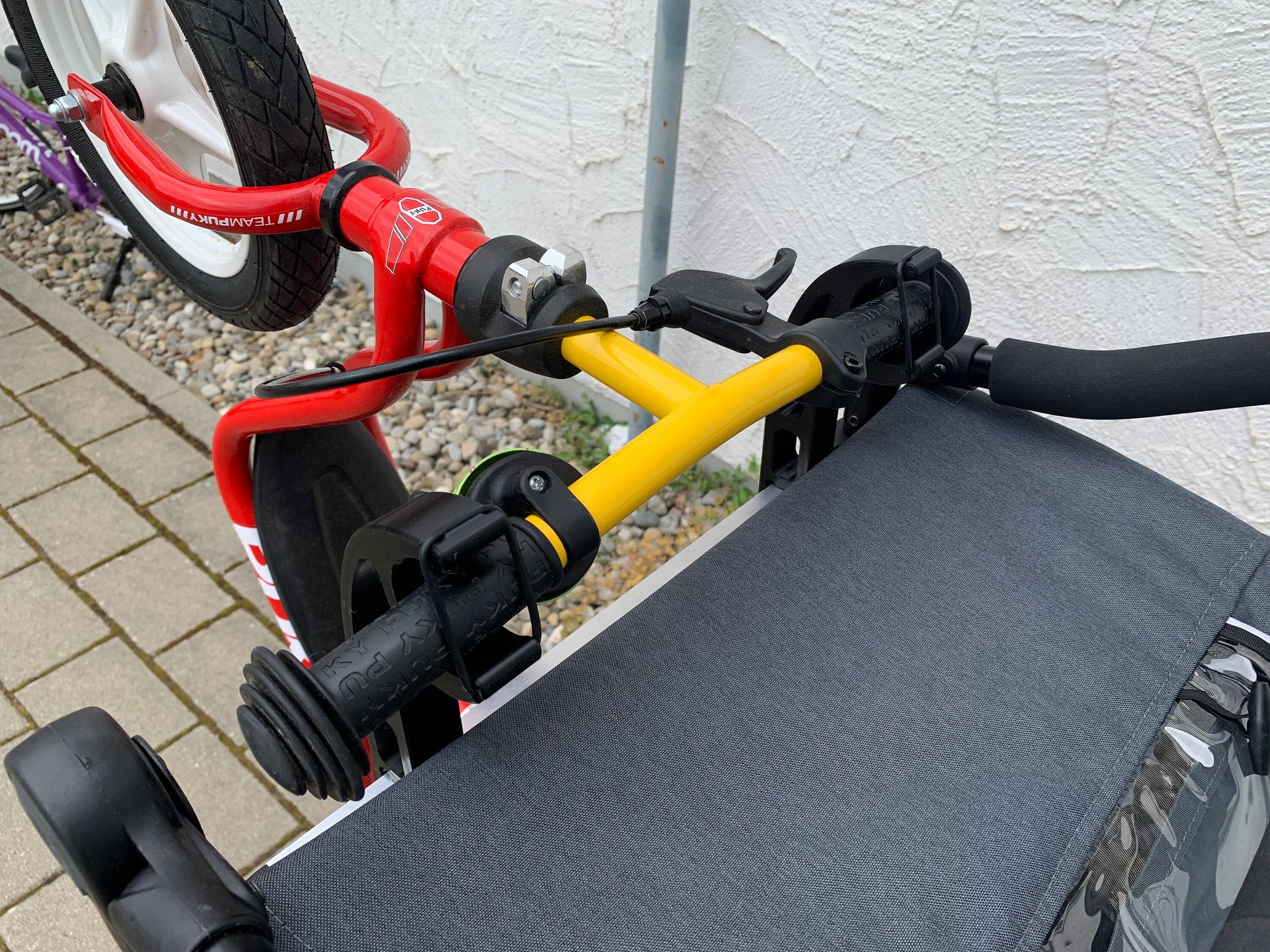 Seitliche Ansicht des Fahrradhalters am Qeridoo Qupa 1 und Sportrex 1 Anhänger