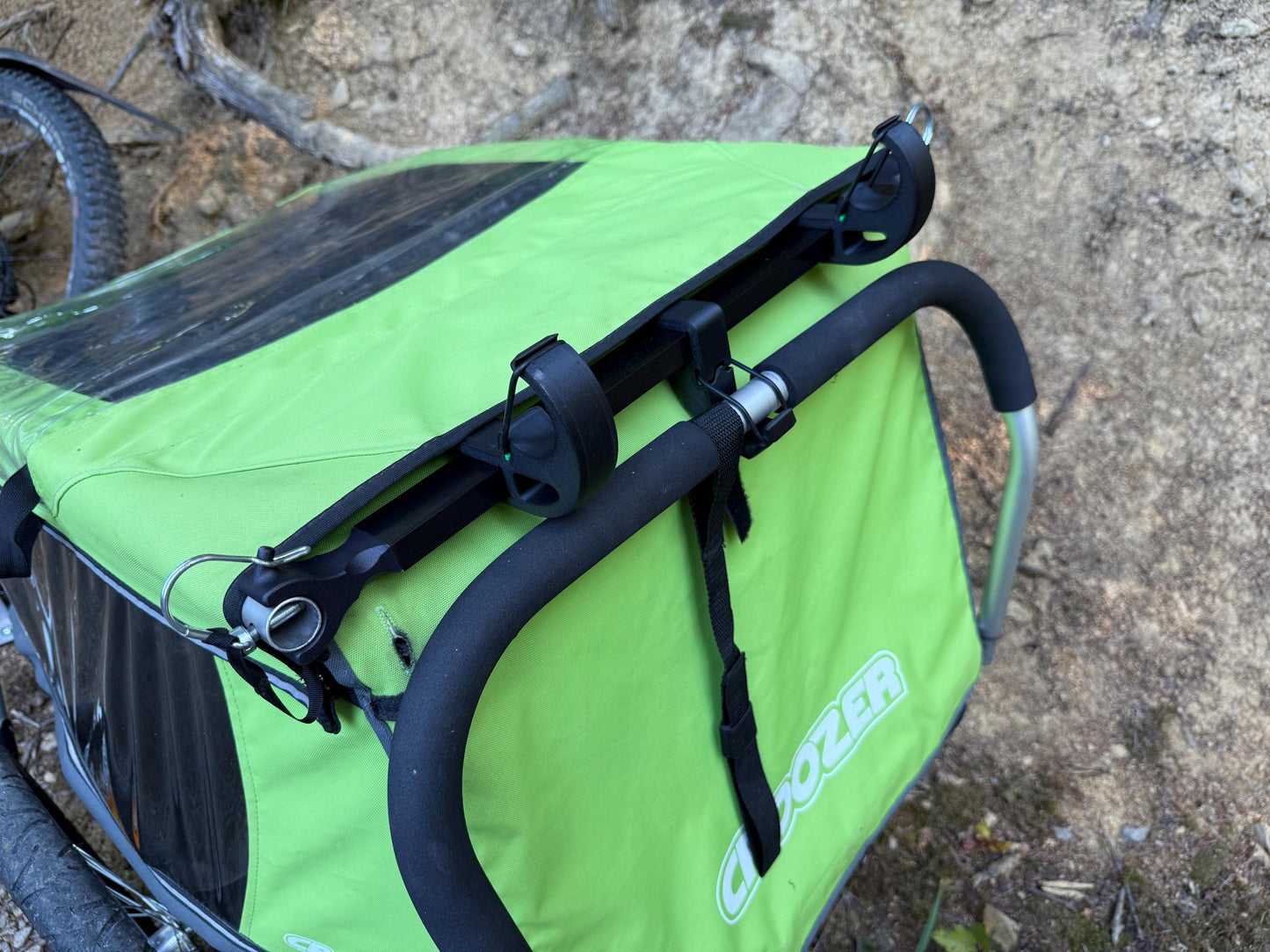 Detailansicht des Halters für Kinderfahrräder am Croozer Kid for 2 Anhänger