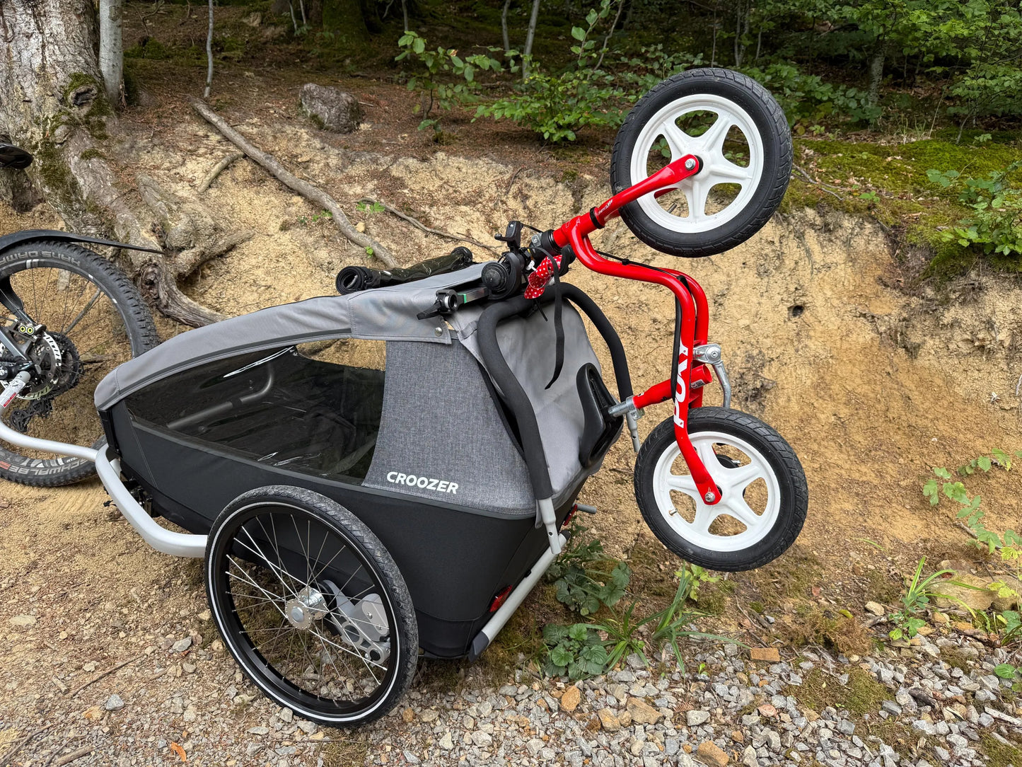 Halter für Kinderfahrrad und Laufrad am Croozer Keeke und Vaaya Zweisitzer Fahrradanhänger