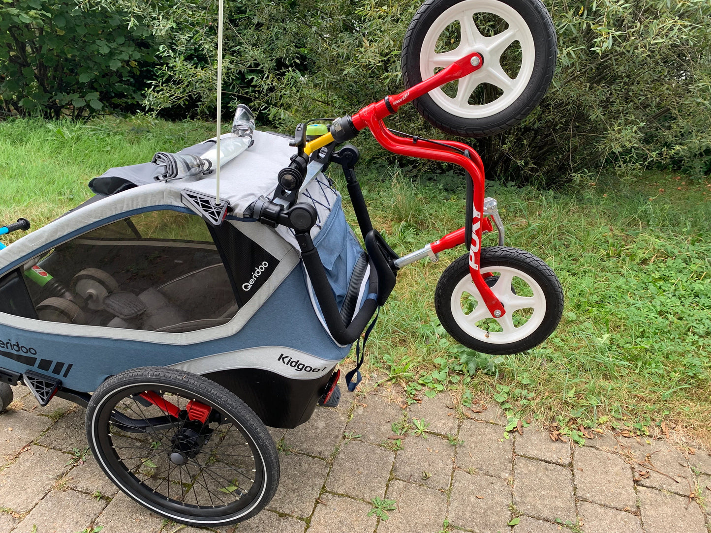 Halter für Kinderfahrrad und Laufrad am Qeridoo Kidgoo 1 Fahrradanhänger zur sicheren Befestigung