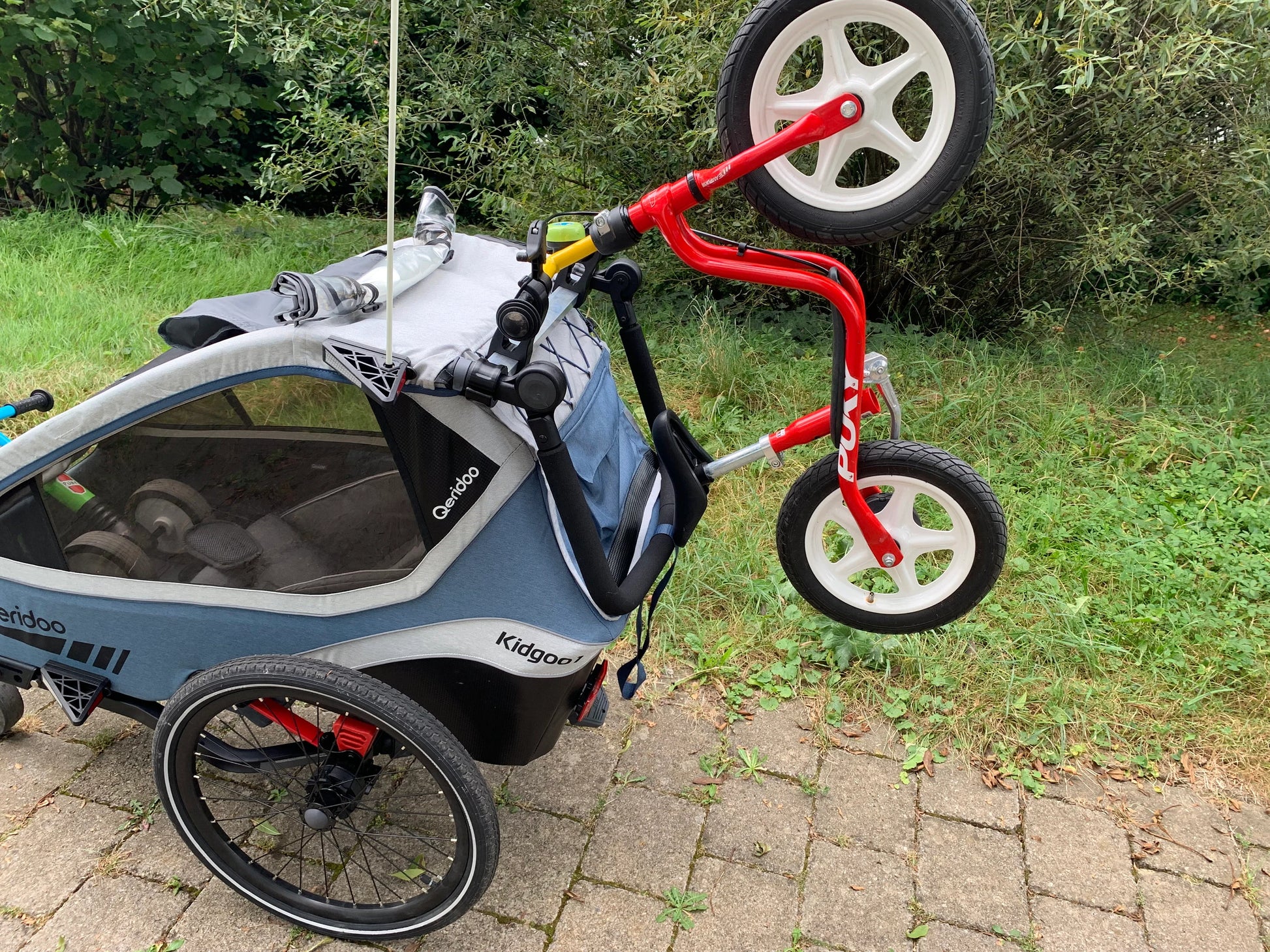 Halter für Kinderfahrrad und Laufrad am Qeridoo Kidgoo 1 Fahrradanhänger zur sicheren Befestigung