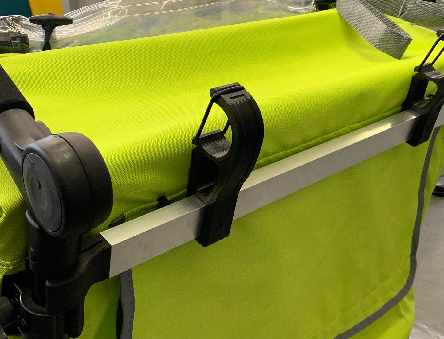 Halter für Kinderfahrrad und Laufrad am Qeridoo Sportrex 2 und Qupa 2 Fahrradanhänger
