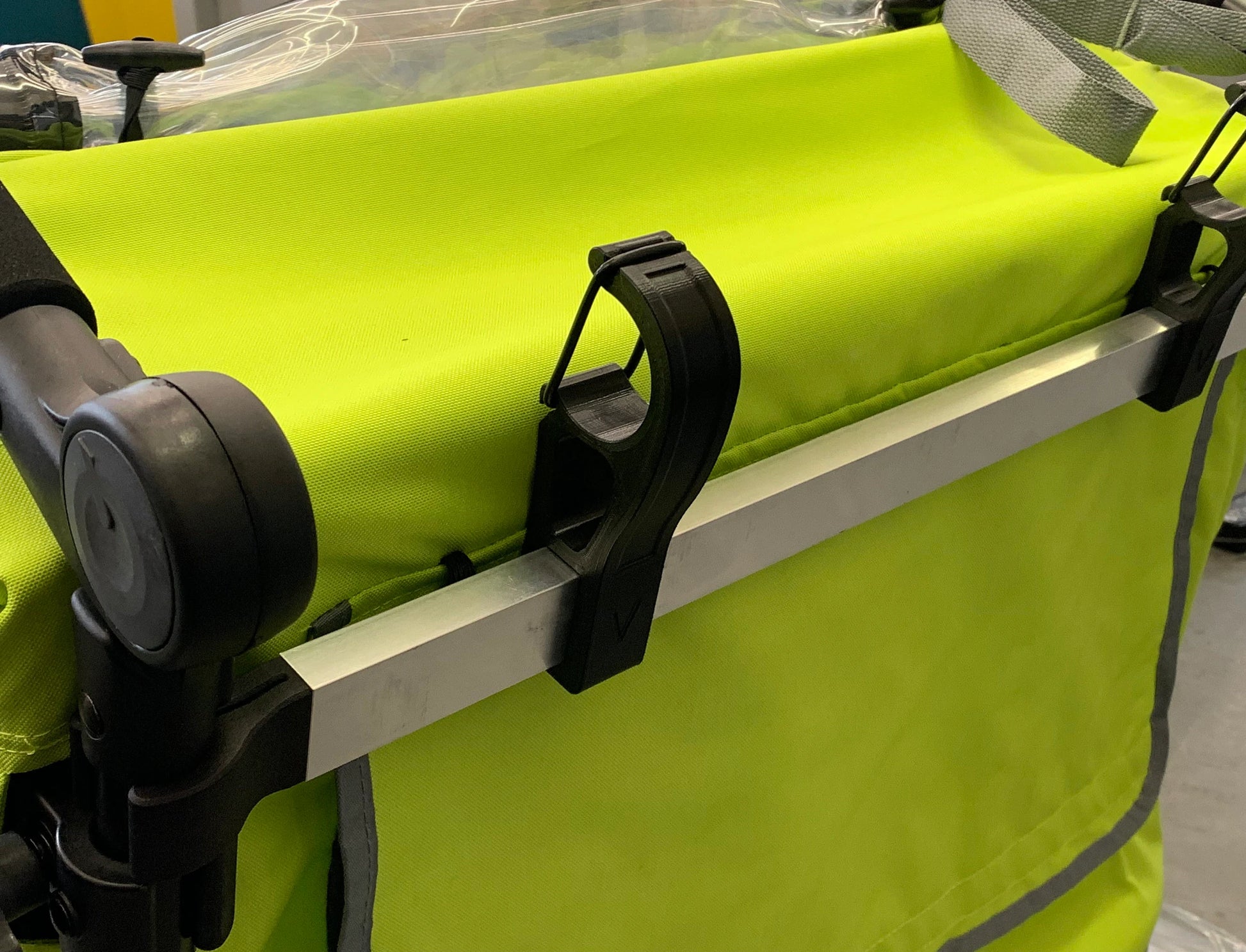 Halter für Kinderfahrrad und Laufrad am Qeridoo Sportrex 2 und Qupa 2 Fahrradanhänger