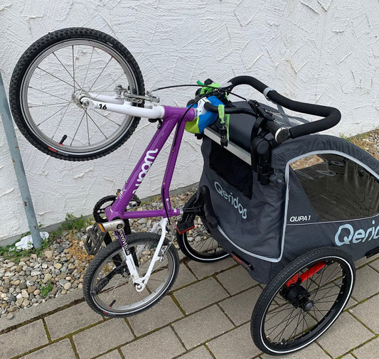Transport eines Kinderfahrrads mit Halter am Qeridoo Qupa 1 und Sportrex 1 Fahrradanhänger