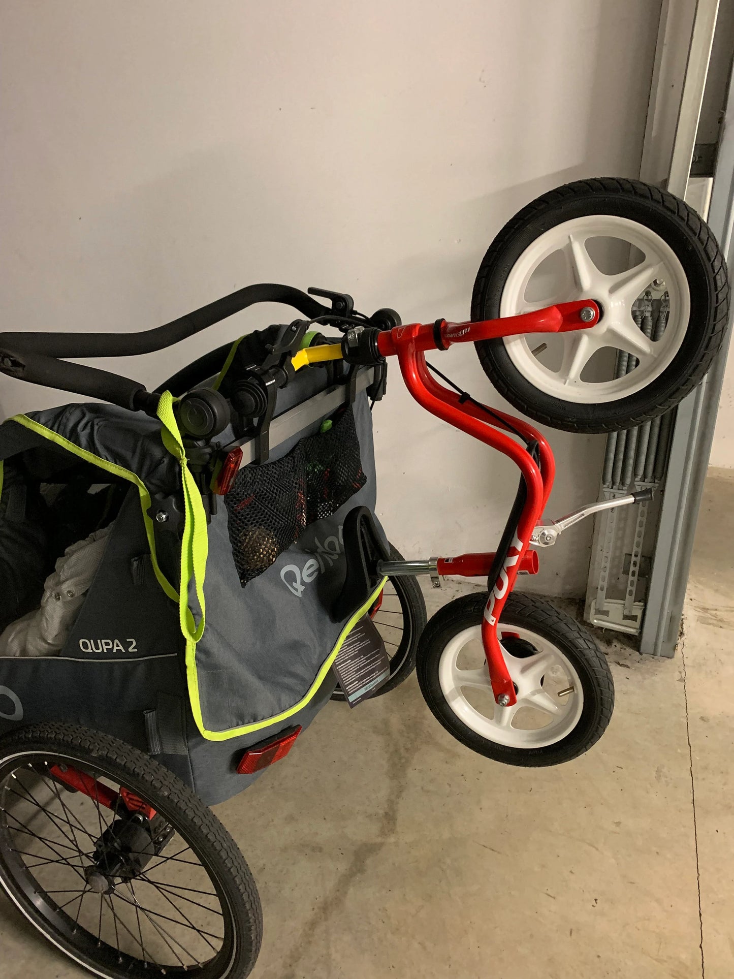 Transport eines Kinderfahrrads am Qeridoo Sportrex 2 und Qupa 2 mit Halterung