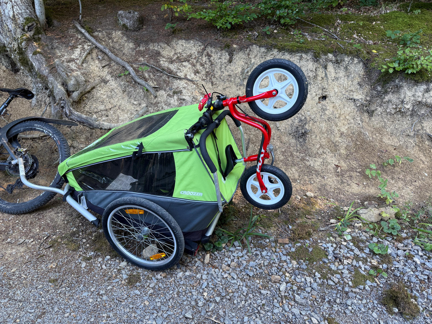 Halterung für Laufrad am Croozer Fahrradanhänger zur sicheren Befestigung während der Fahrt