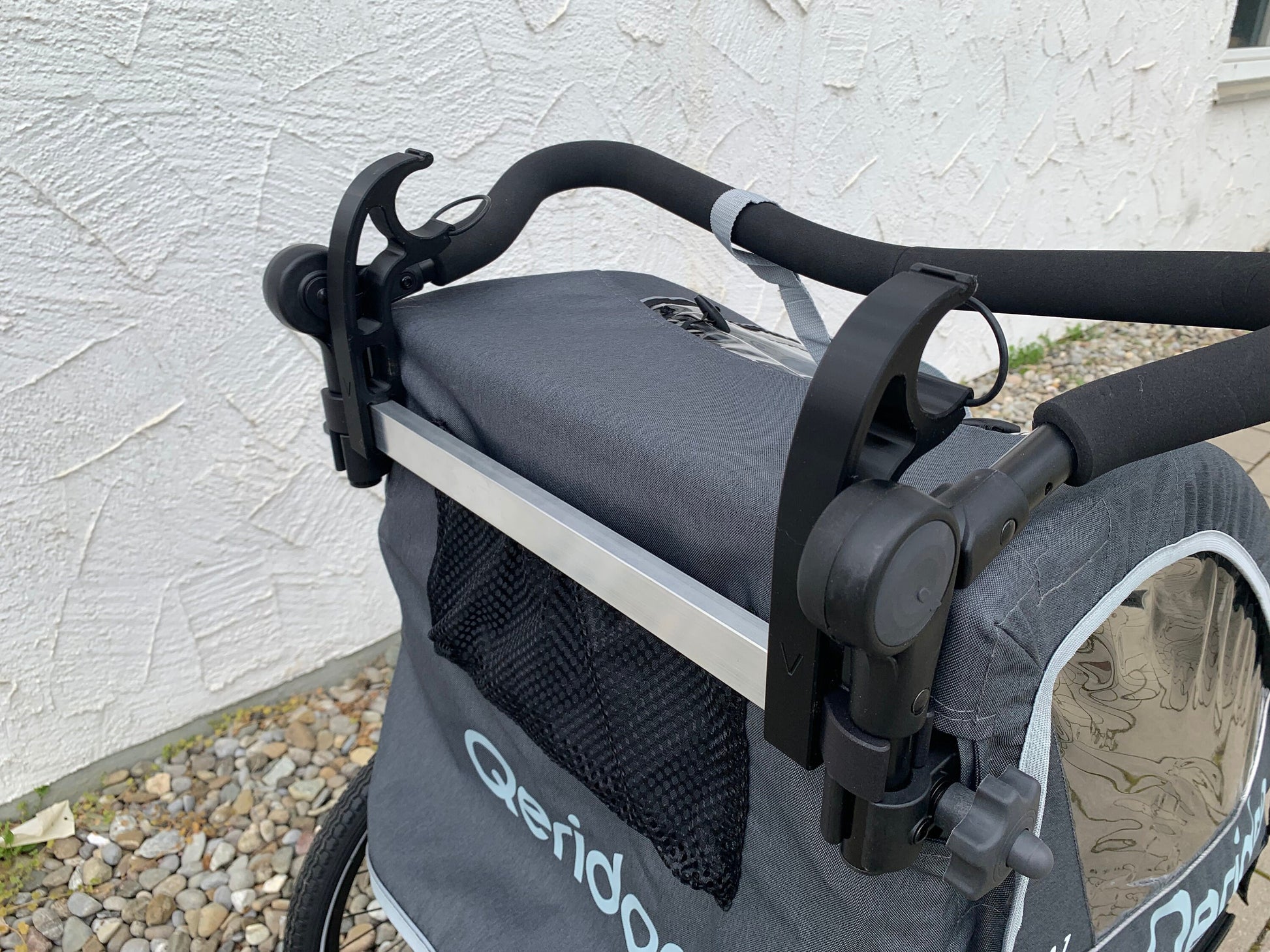Halterung für Laufrad am Qeridoo Qupa 1 und Sportrex 1 Anhänger für sicheren Transport