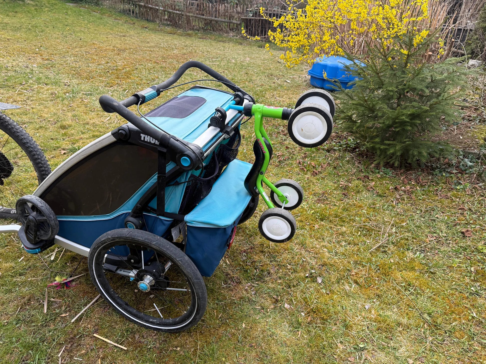 Montage des Laufrad Halters am Thule Fahrradanhänger für sicheren Transport
