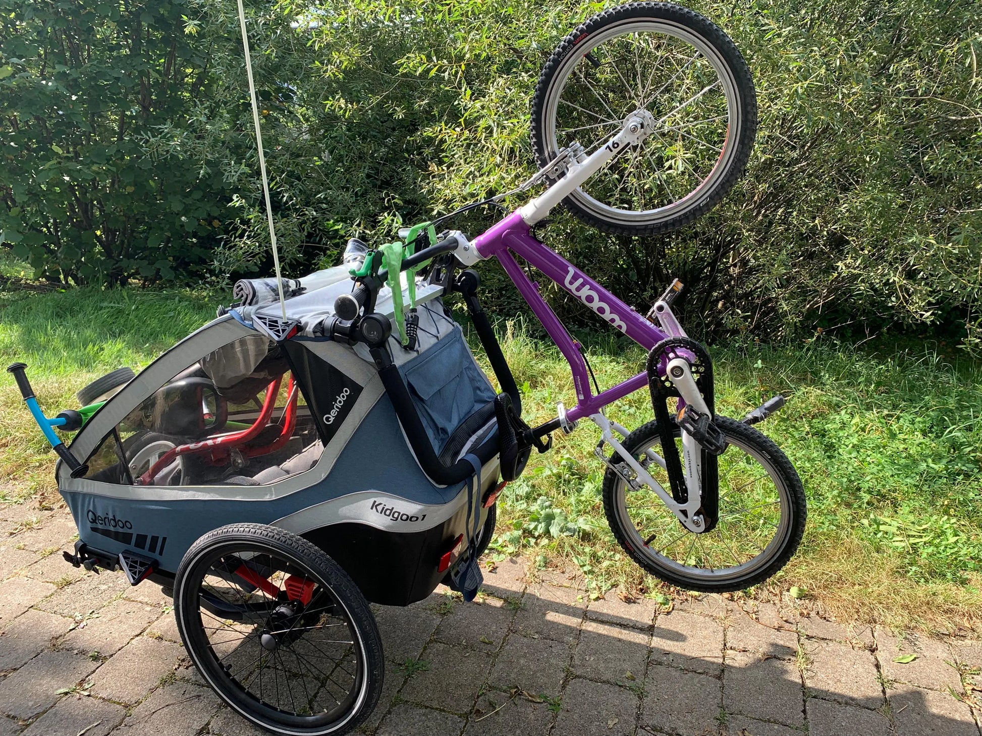 Detailansicht der Befestigung des Halters am Qeridoo Kidgoo 1 Anhänger