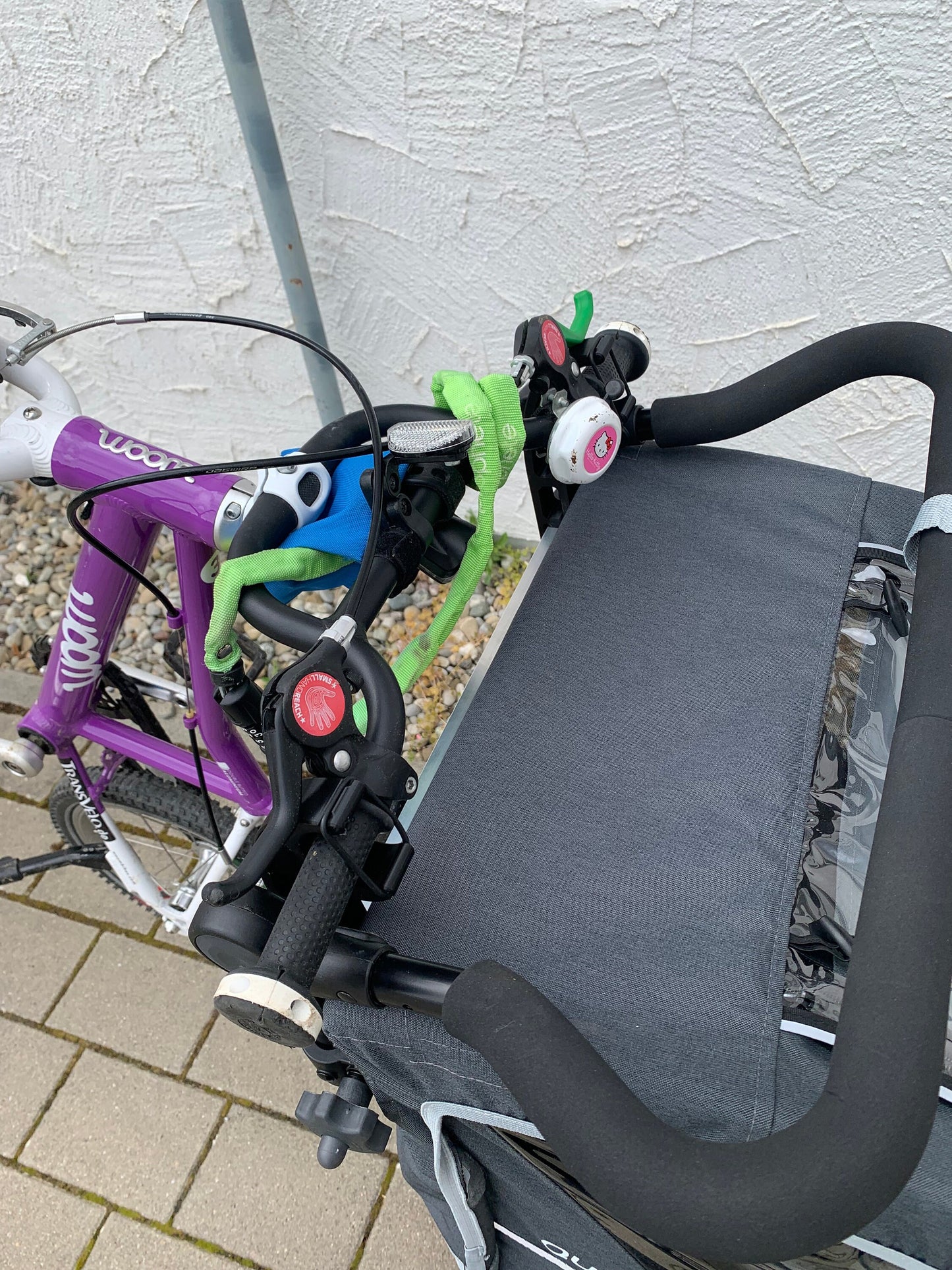 Detailansicht des Halters für Qeridoo Qupa 1 und Sportrex 1 zur Befestigung von Kinderfahrrad oder Laufrad