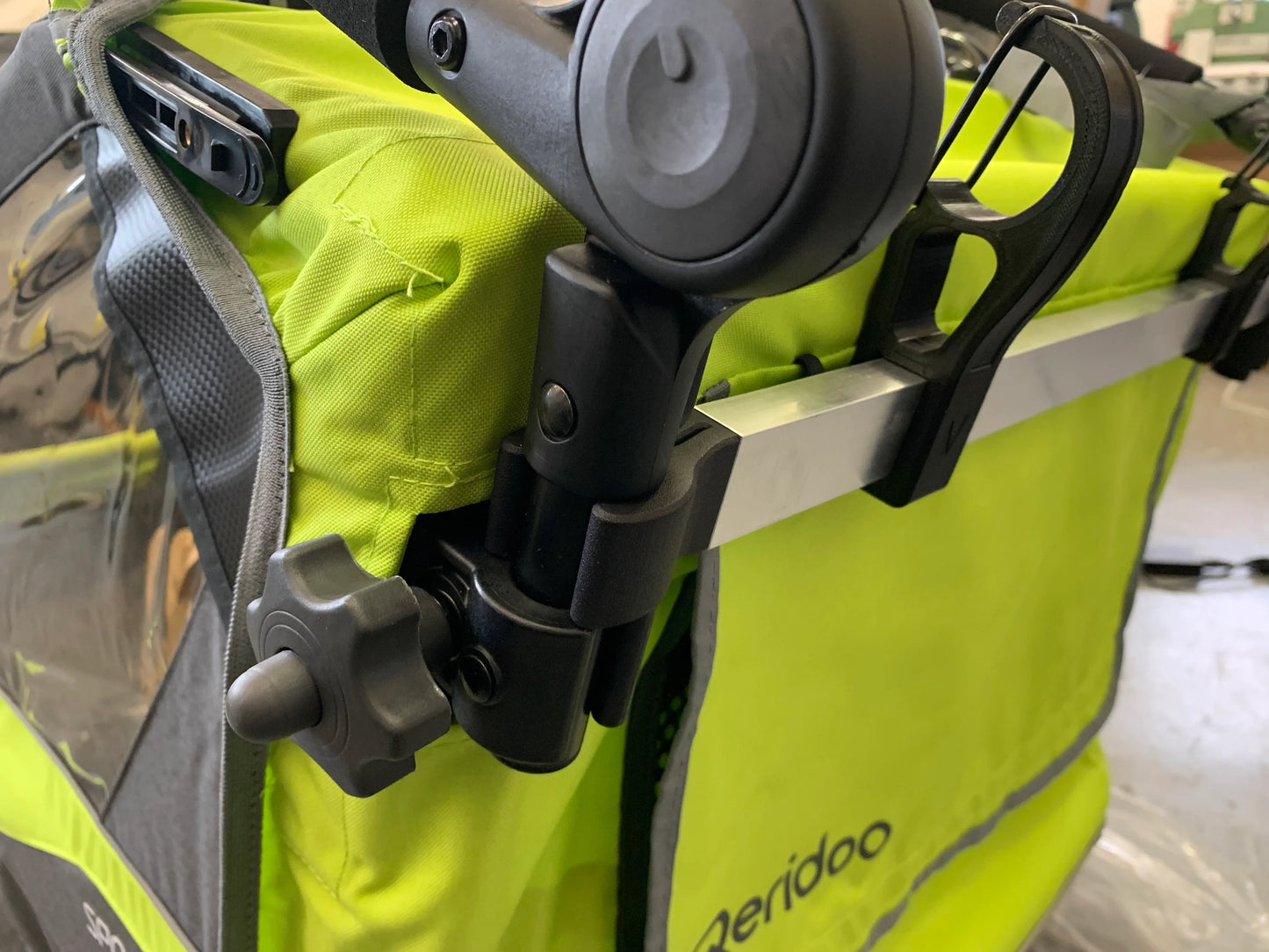 Detailansicht der Befestigung des Halters am Qeridoo Sportrex 2 und Qupa 2 Anhänger
