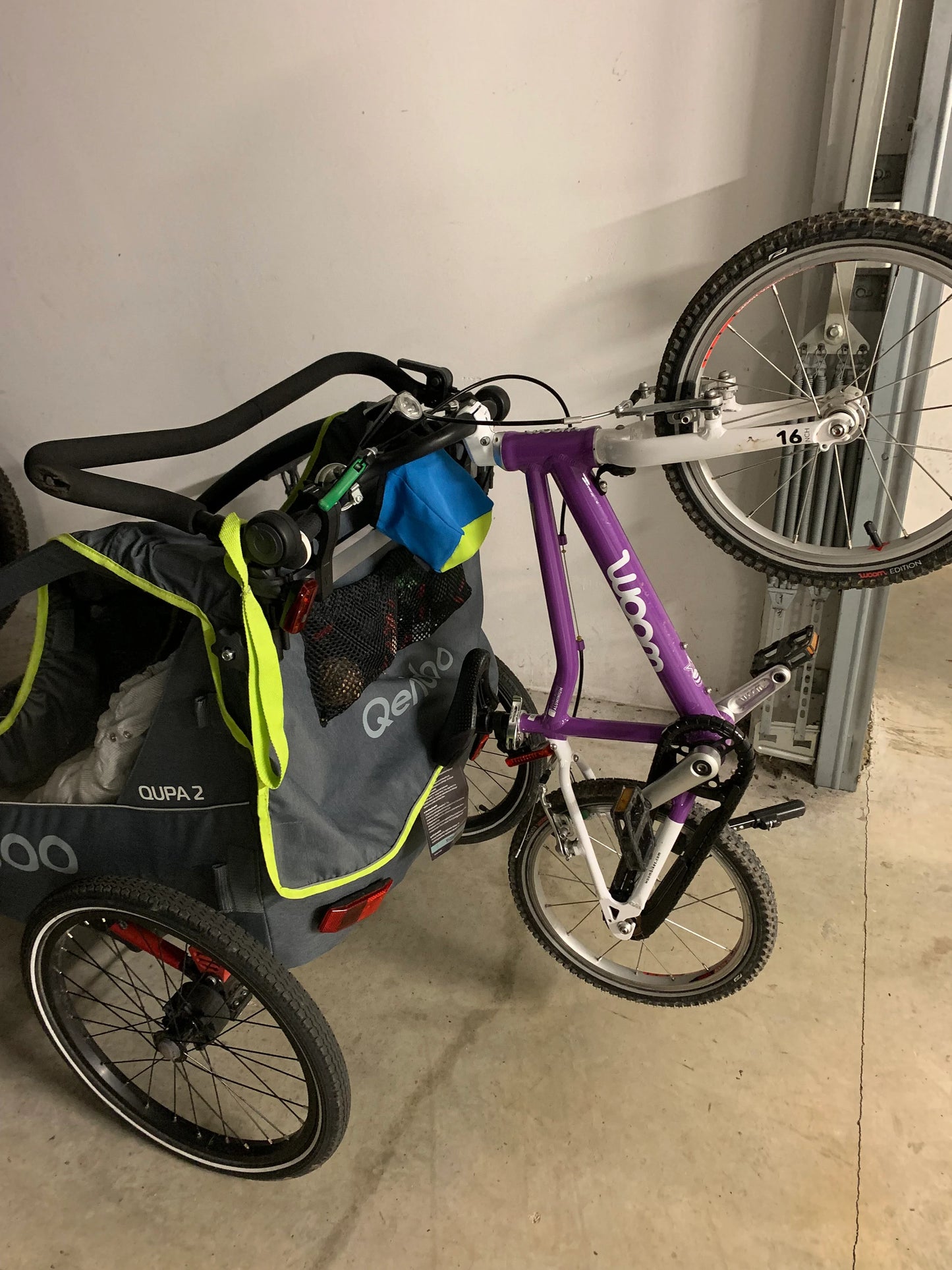 Transport eines Rollers am Qeridoo Sportrex 2 und Qupa 2 Fahrradanhänger mit Halter
