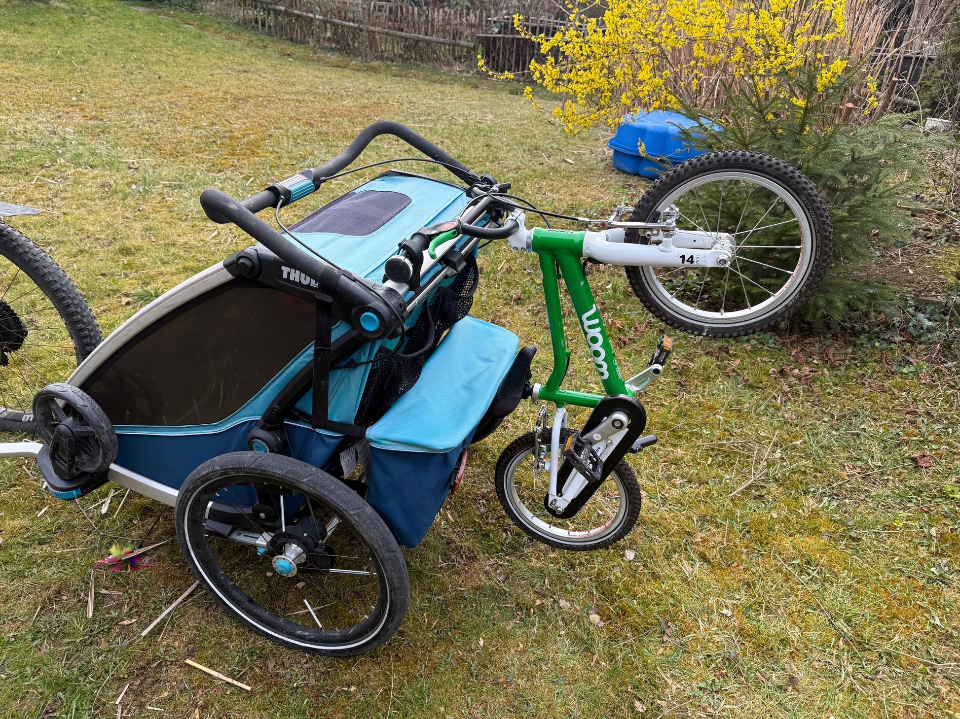 Transport eines Rollers mit Halter am Thule Kinderfahrradanhänger