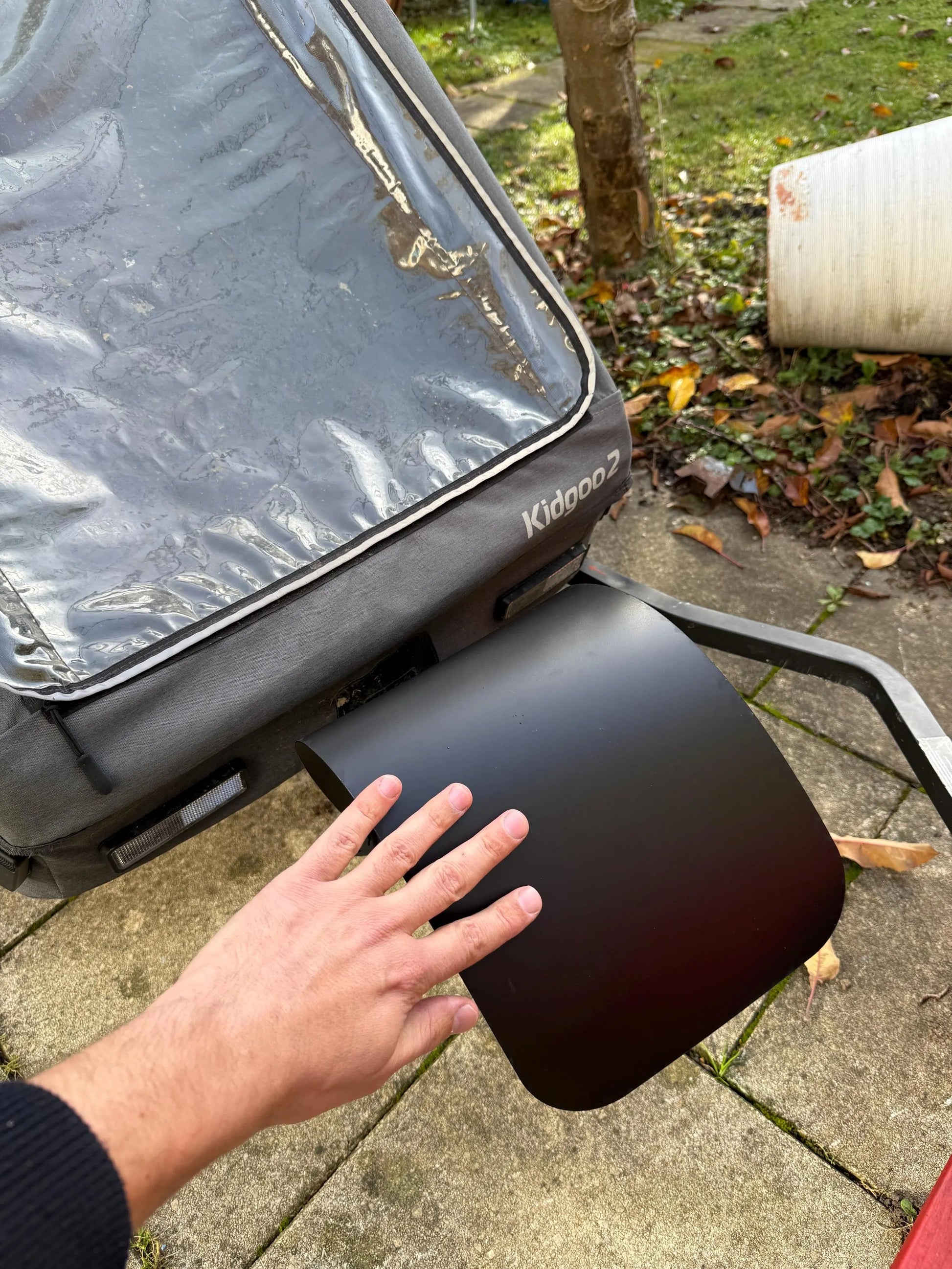 Montierter Spritzschutz am Qeridoo Kidgoo und Sportrex Fahrradanhänger ab 2020