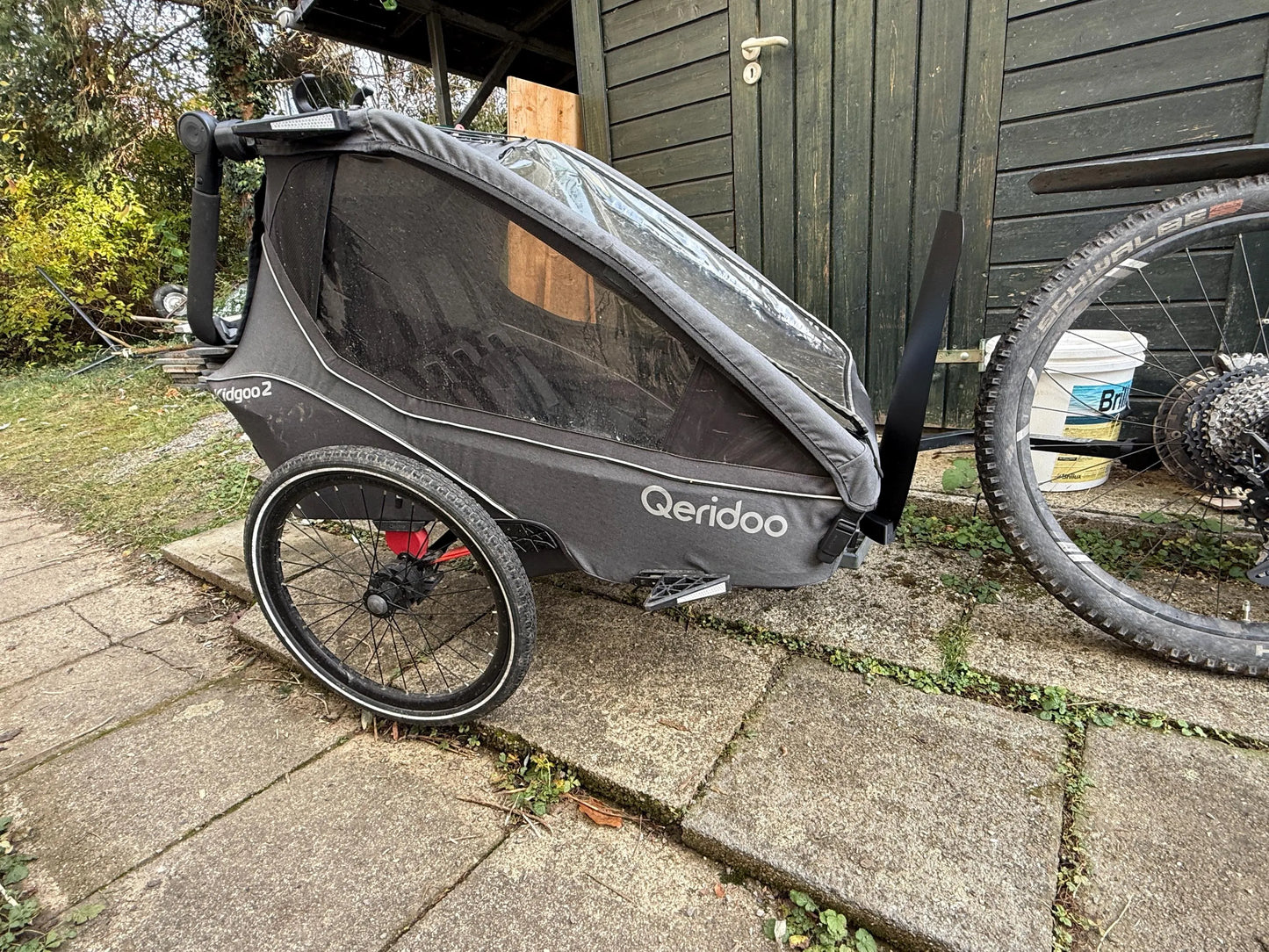 Spritzschutz für Qeridoo Kidgoo und Sportrex ab 2020 als Schutzblech am Fahrradanhänger montiert