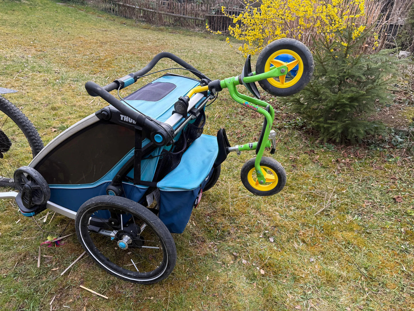 Detailansicht der Befestigung des Halters am Thule Kinderfahrradanhänger